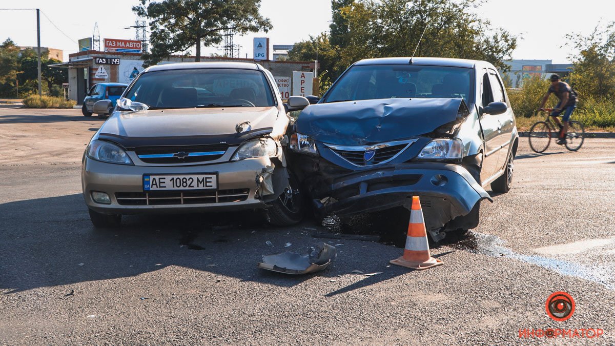 В Днепре столкнулись Dacia и автомобиль службы такси Uklon