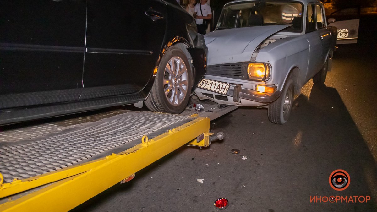 В Днепре "Москвич" въехал в Mazda, которая съезжала с эвакуатора