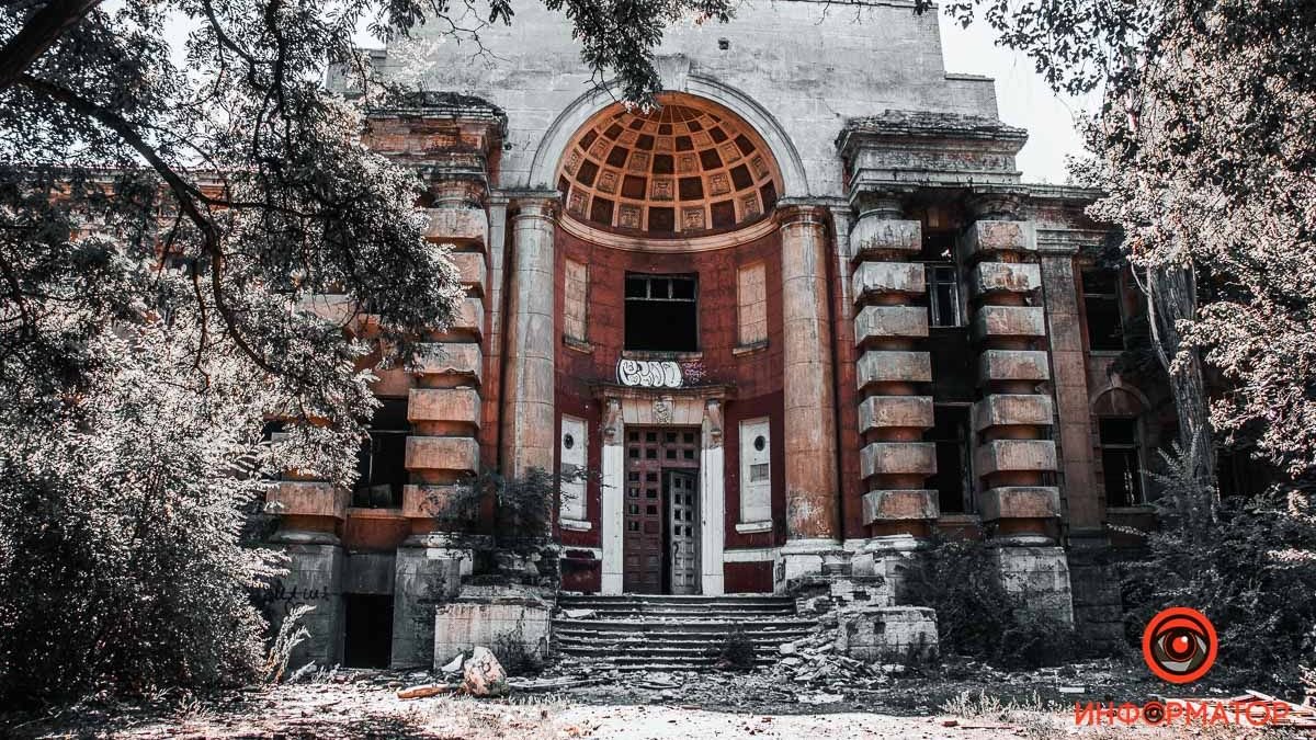 Дом, который умер трижды: предсмертные фото заброшенного Дворца профилактики в Днепре