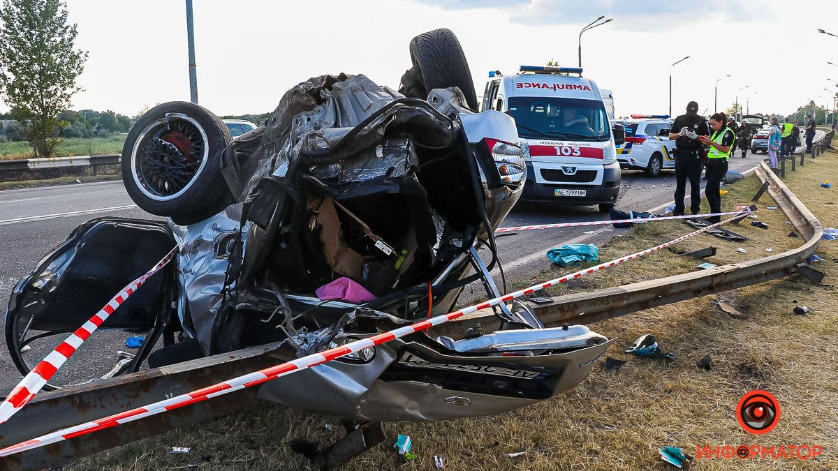 В Днепре на Полтавском шоссе в аварии погиб ребенок, еще пятерых забрала скорая