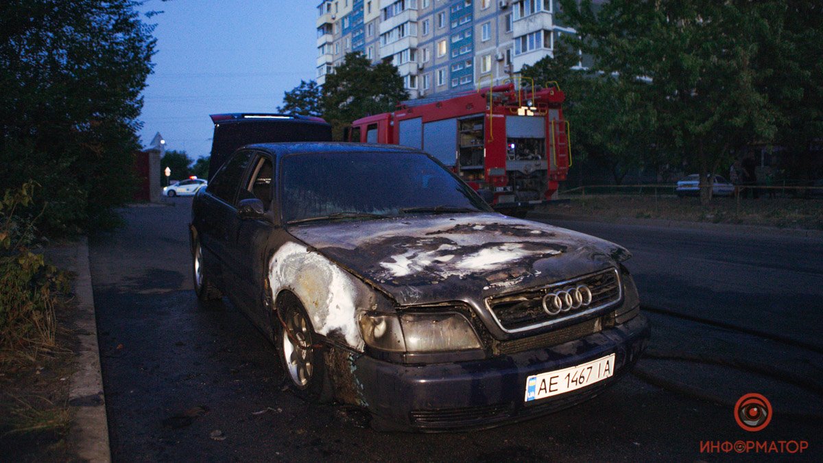 В Днепре на Береговой горел Audi: полиция перекрыла дорогу
