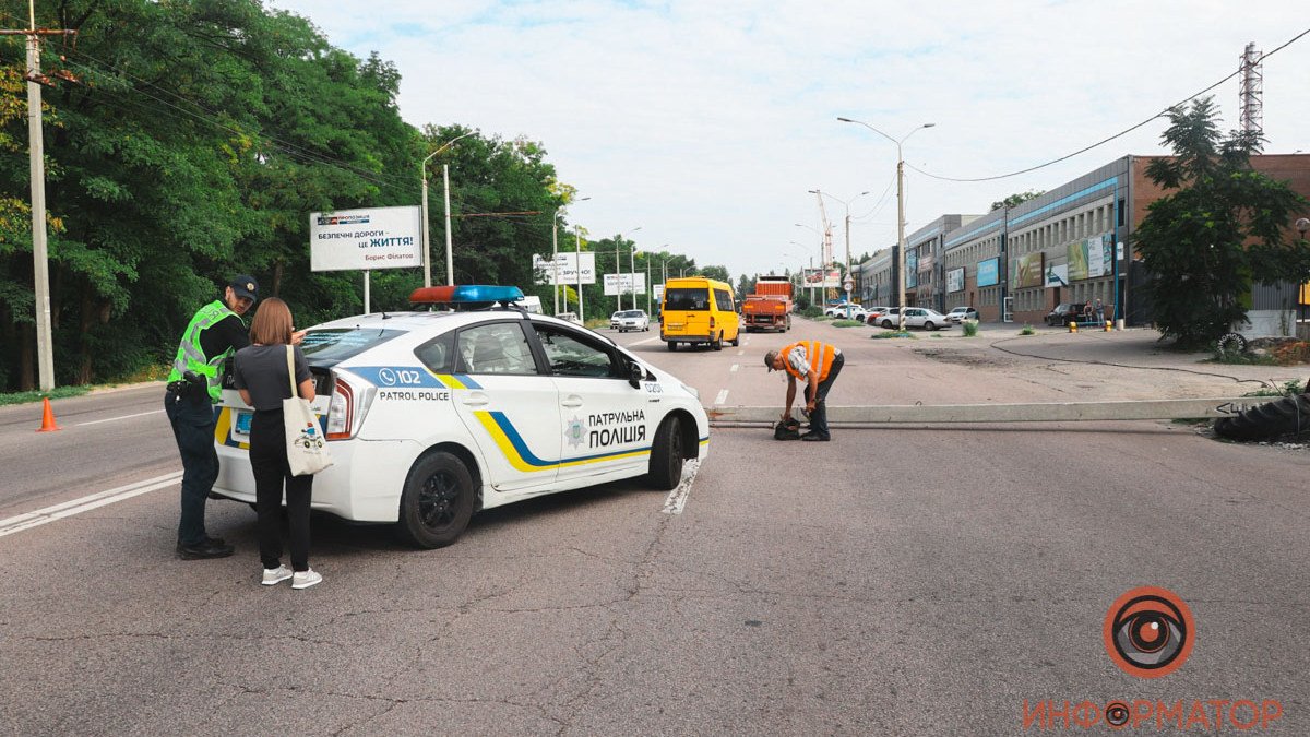 В Днепре на Запорожском шоссе MAN снес столб: движение перекрыто, объезд «по встречке»