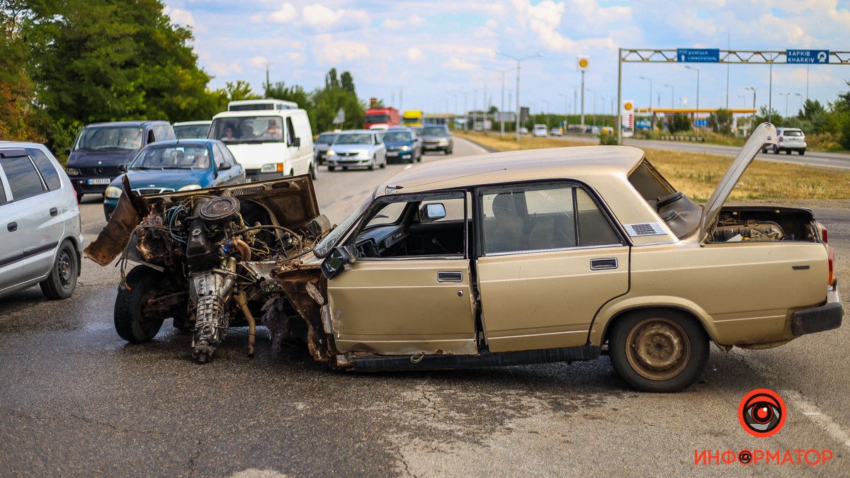 ДТП на улице Шоссейной в Днепре: от удара у ВАЗа оторвало колеса и двигатель