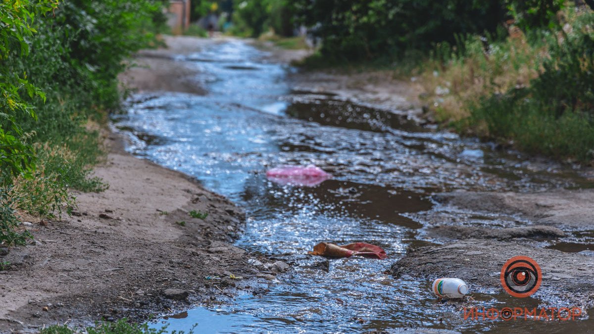 В Днепре на Кожемяки прорвало трубу: улицы заливает водой