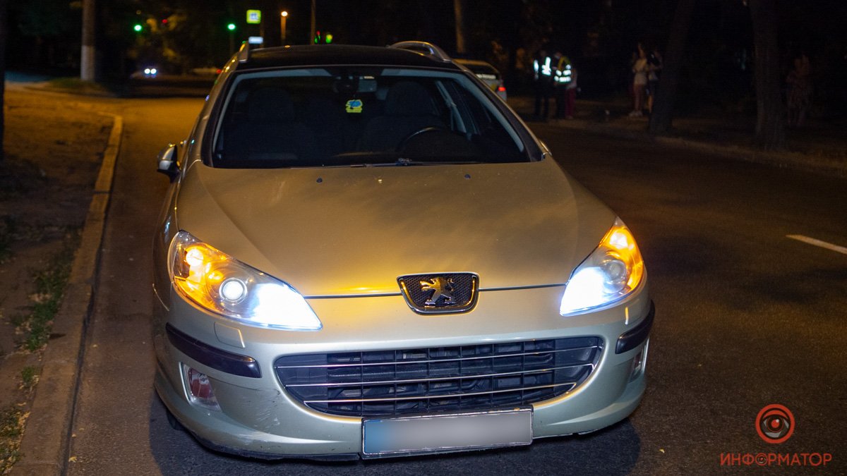 В Днепре на Савченко Peugeot сбил пешехода: парня госпитализировали в больницу Мечникова