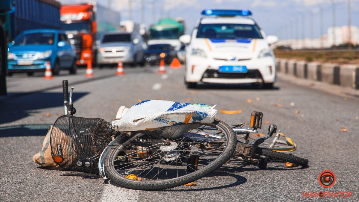 В Днепре на Кайдакском мосту грузовик сбил велосипедиста: мужчину госпитализировали