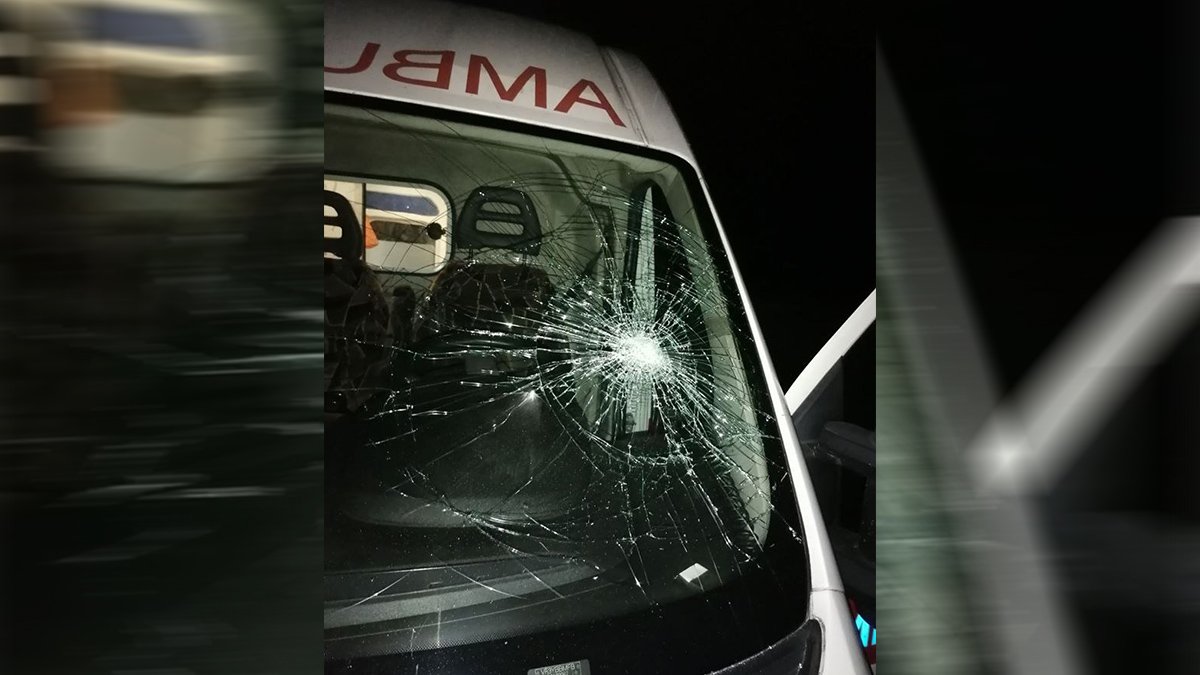 В Днепропетровской области пьяный мотоциклист разбил стекло скорой и скрылся с места