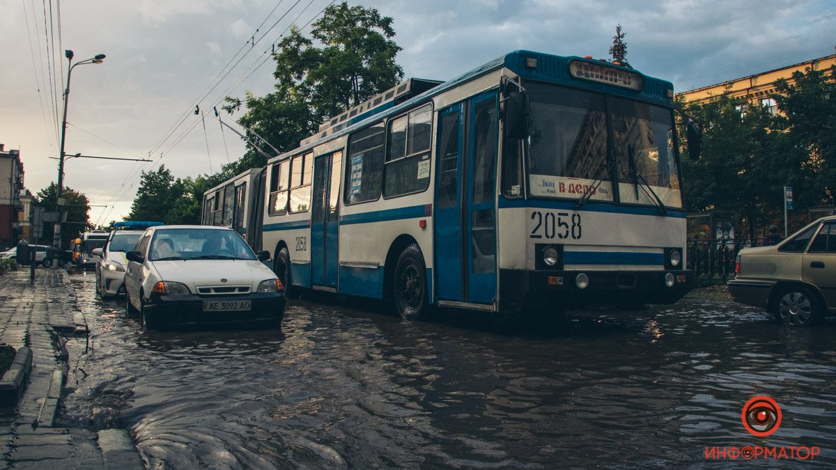 Затопленные машины с людьми, поваленные деревья, парализованное движение: последствия бури в Днепре