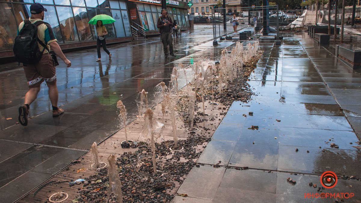 В Днепре из-за непогоды на Короленко из фонтанов била грязная дождевая вода