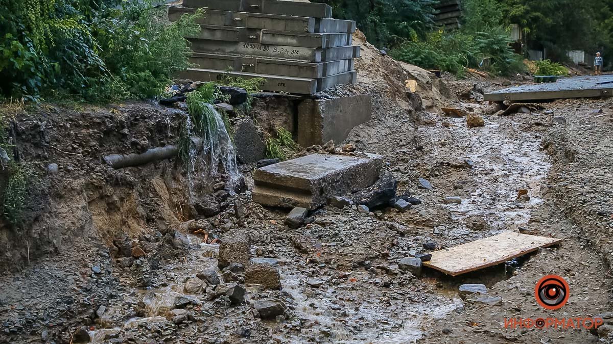 В Днепре вновь затопило Крестьянский спуск: вода залила жилой дом