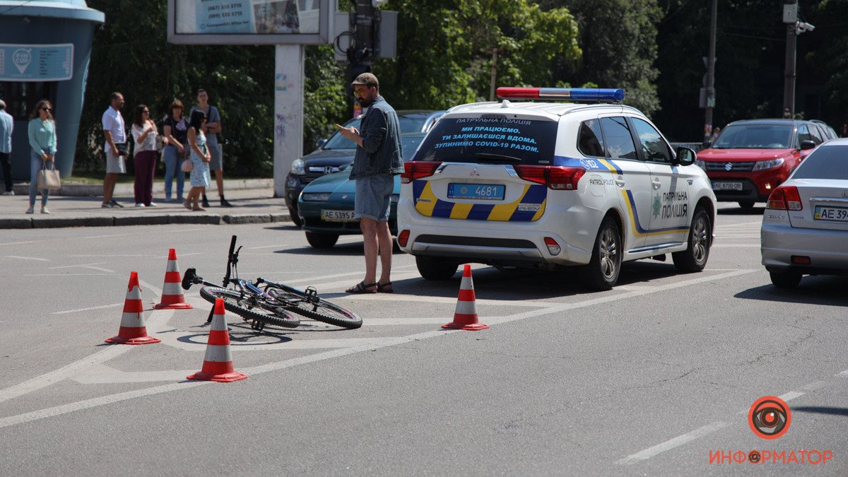 В Днепре на Коцюбинского микроавтобус сбил несовершеннолетнего велосипедиста: видео момента аварии
