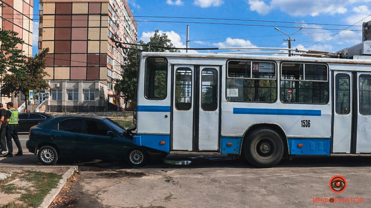В Днепре на проспекте Мира пьяный водитель Daewoo влетел в троллейбус: движение электротранспорта парализовано