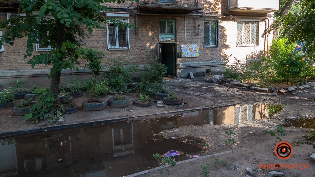 В Днепре на Слобожанском проспекте ночью прорвало трубу: вода заливала дом