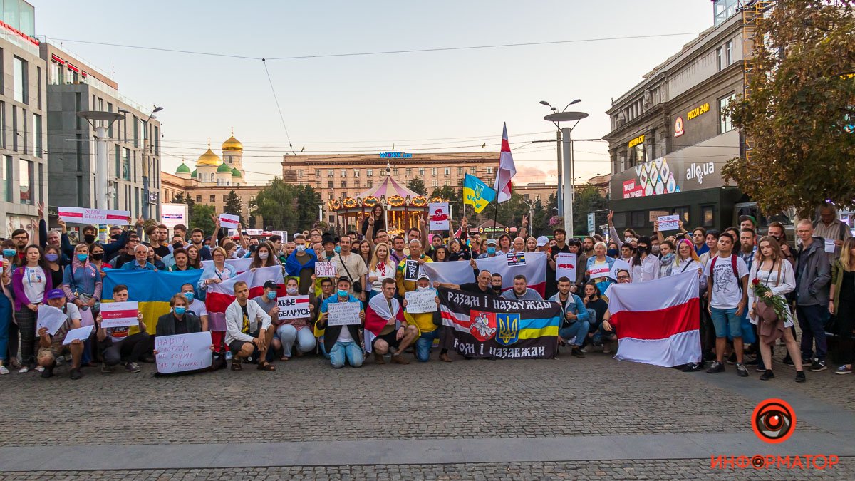 Жыве Беларусь: как в Днепре поддержали протестующих беларусов