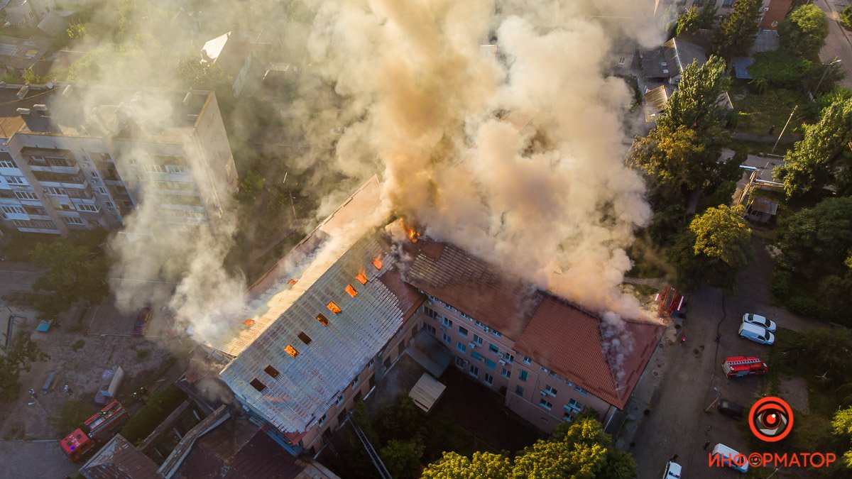 В Днепре на Ясельной горит 3-этажный дом: столб дыма виден с правого берега