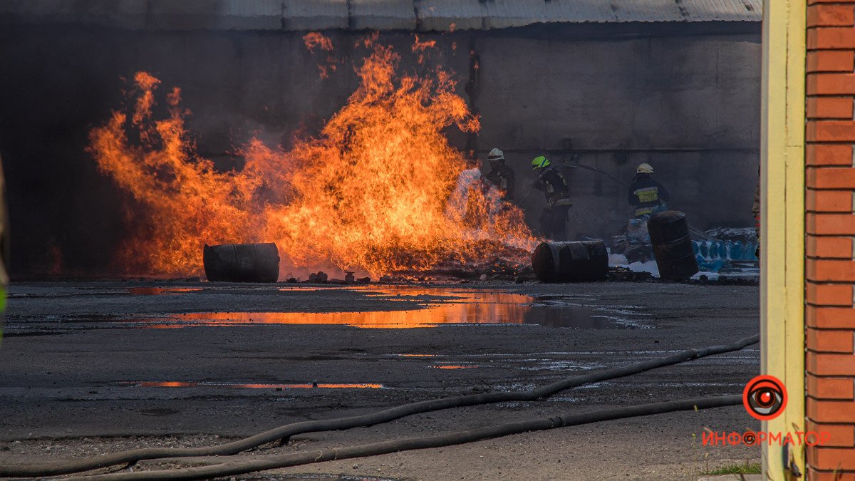 В Днепре на Старокодакской горели склады с машинным маслом: фото и видео с места происшествия