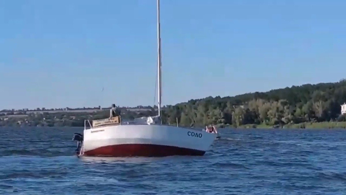 Под Днепром яхта села на мель: пришлось вызывать спасателей