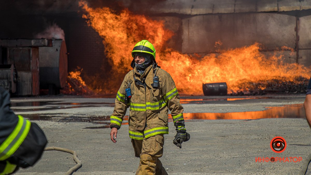 В Днепре на Старокодакской горели склады: 40 спасателей 5 часов тушили пожар на огромной площади