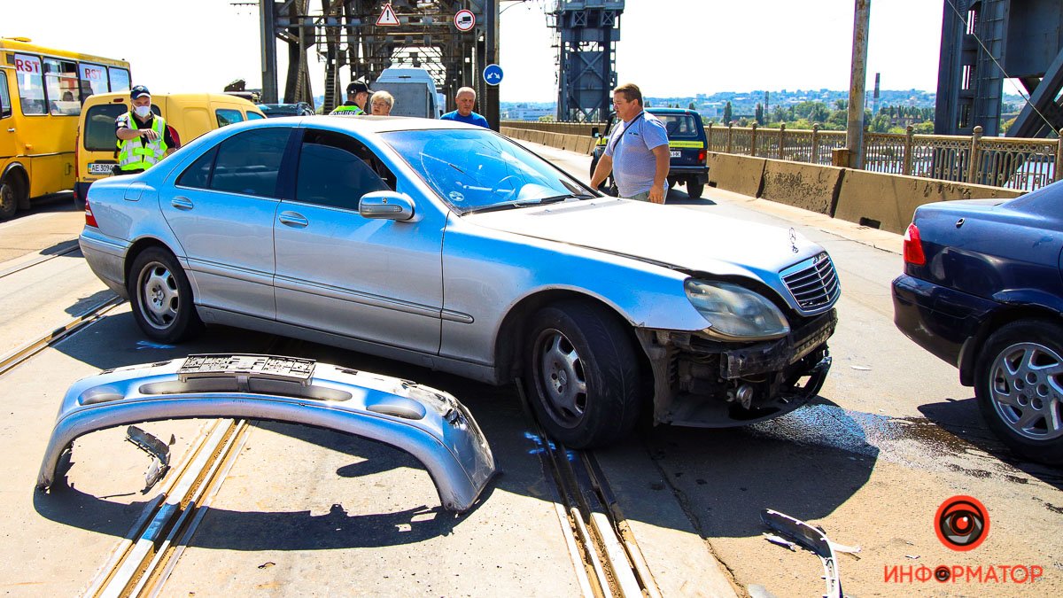 В Днепре на Старом мосту Mercedes столкнулся с Mazda и остановился на трамвайных путях