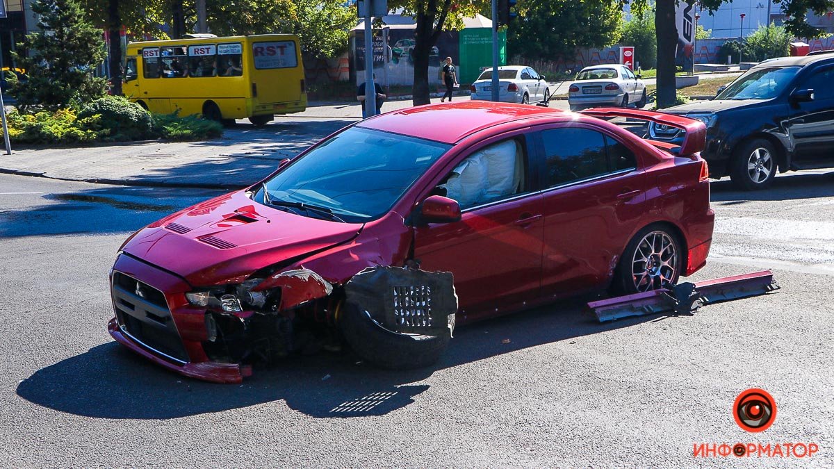 В Днепре на проспекте Гагарина Mitsubishi зацепил Volkswagen, вылетел на тротуар и врезался в светофор