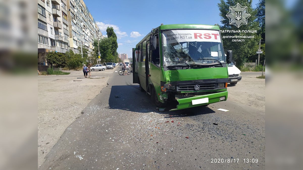 В аварии с маршрутками на Большой Диевской в Днепре пострадали 8 человек: видео момента аварии