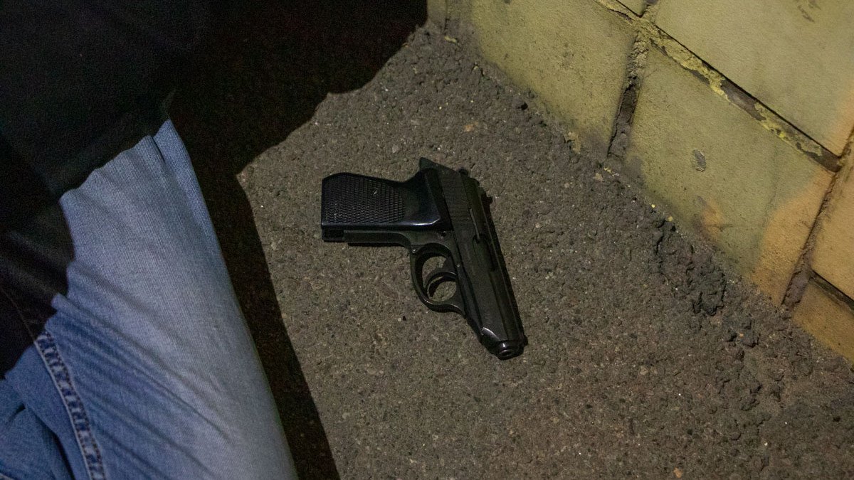 В Каменском пьяный мужчина стрелял из окна по детям, потому что те шумели у него под окнами
