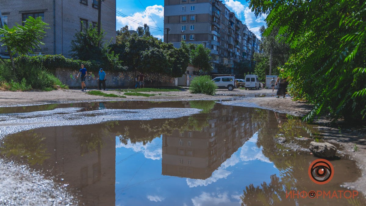 В Днепре на Котляревского уже неделю из канализации бьет вода