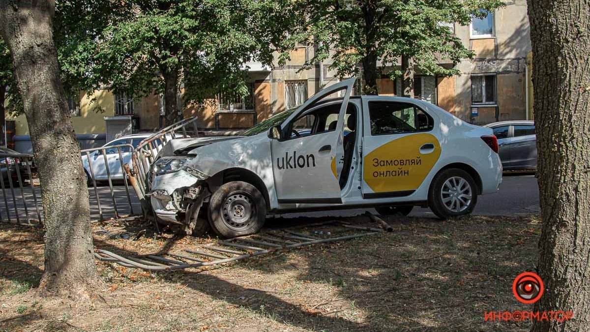 В Днепре на Поля такси службы Uklon влетело в ограждение