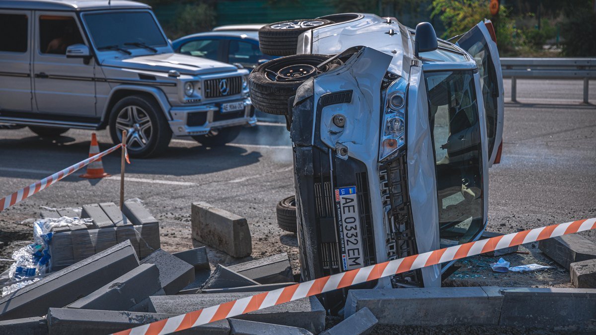 В Днепре на Набережной Победы перевернулся Suzuki: пострадали 2 человека