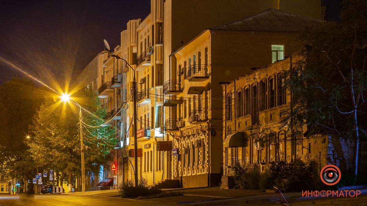 Дух времени: как в Днепре выглядят старинные дома на улице Мечникова под покровом ночи