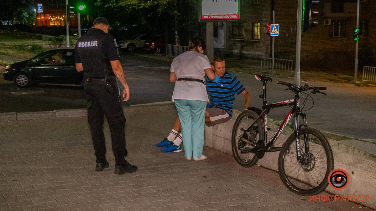 В Днепре на Паторжинского Peugeot "подрезал" велосипедиста и скрылся: мужчина получил травмы