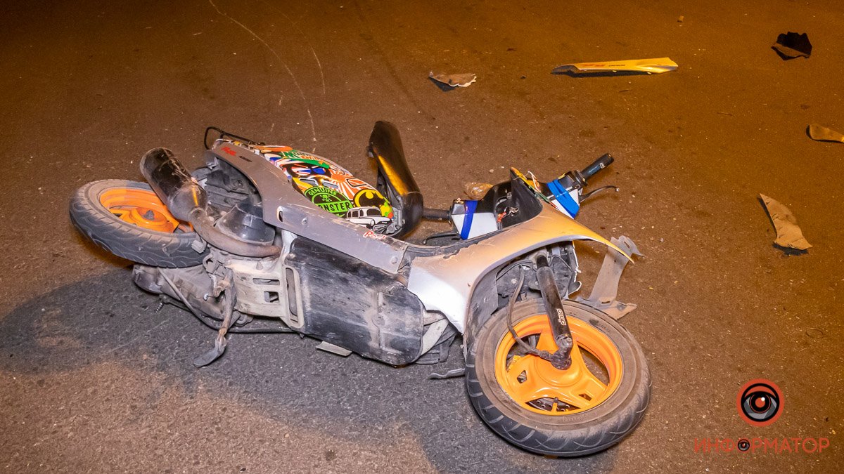 В Днепре на Передовой двое несовершеннолетних парней на скутере врезались в Daewoo: пострадавшего забрала скорая