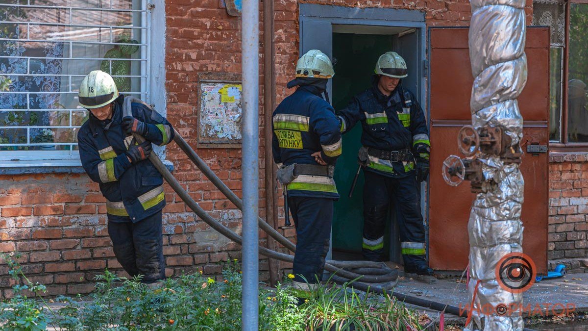 В Днепре пожар в квартире отрезал жильцам дома выход на улицу: женщину эвакуировали по лестнице