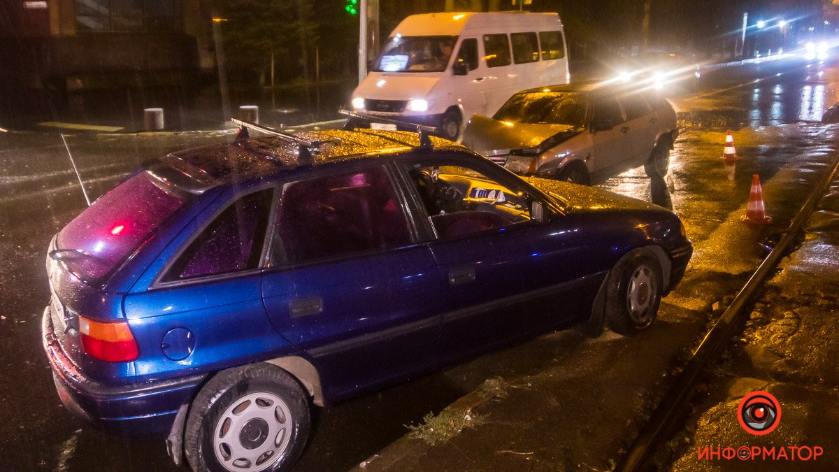 В Днепре на проспекте Гагарина Opel столкнулся с ВАЗ: пострадал мужчина
