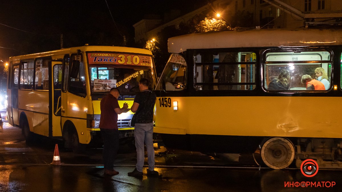 В Днепре возле вокзала столкнулись трамвай и автобус: двух пассажиров увезли скорые