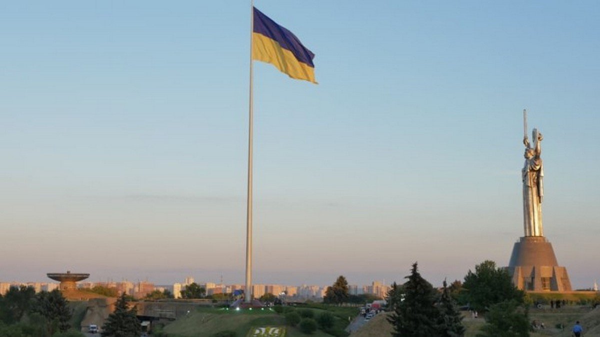 Днепр больше не рекордсмен: в Киеве подняли самый большой флаг Украины