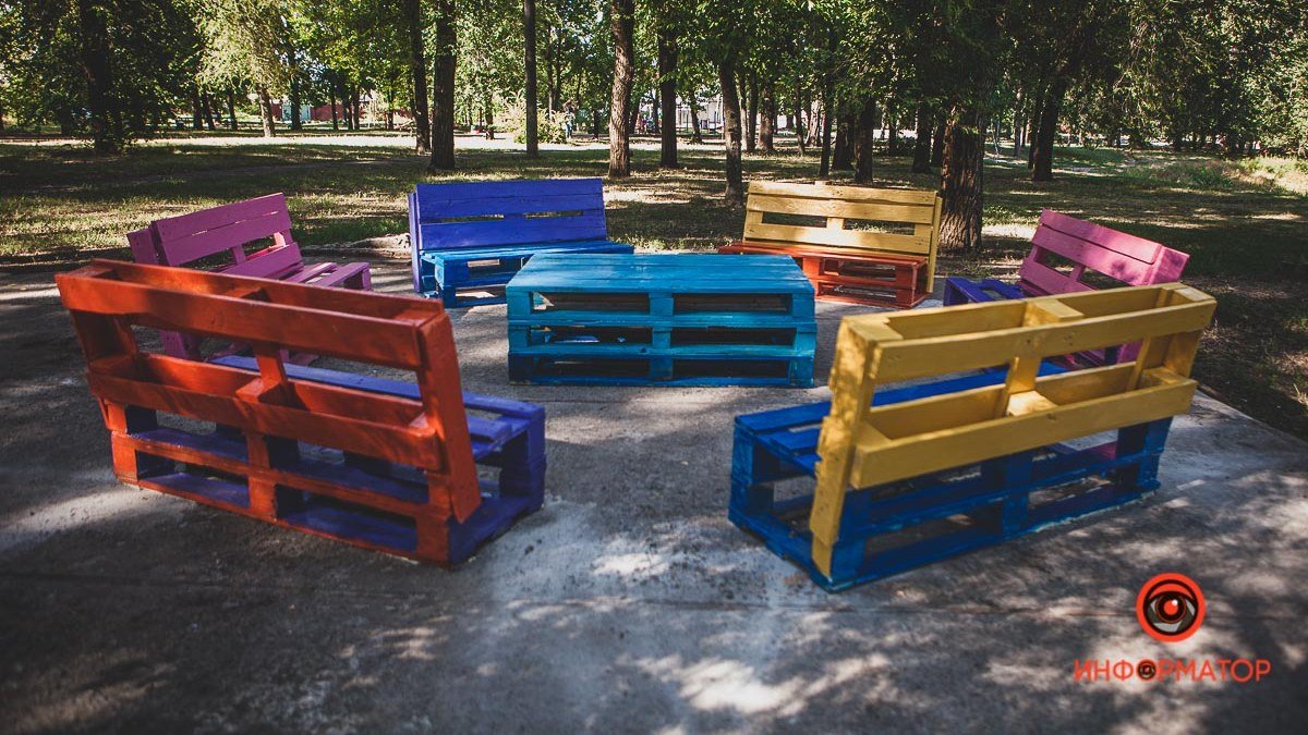 В Днепре в парке на Игрени поставили яркие самодельные скамейки из поддонов
