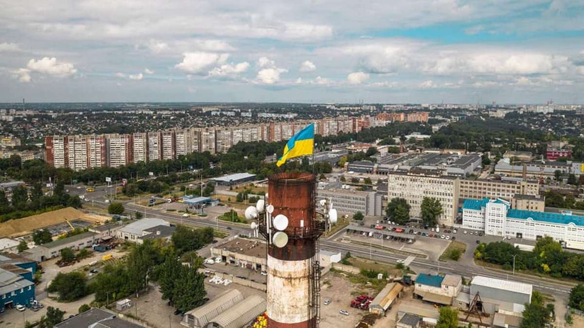В Днепре четверо друзей забрались на 101-метровую трубу, чтобы установить флаг Украины