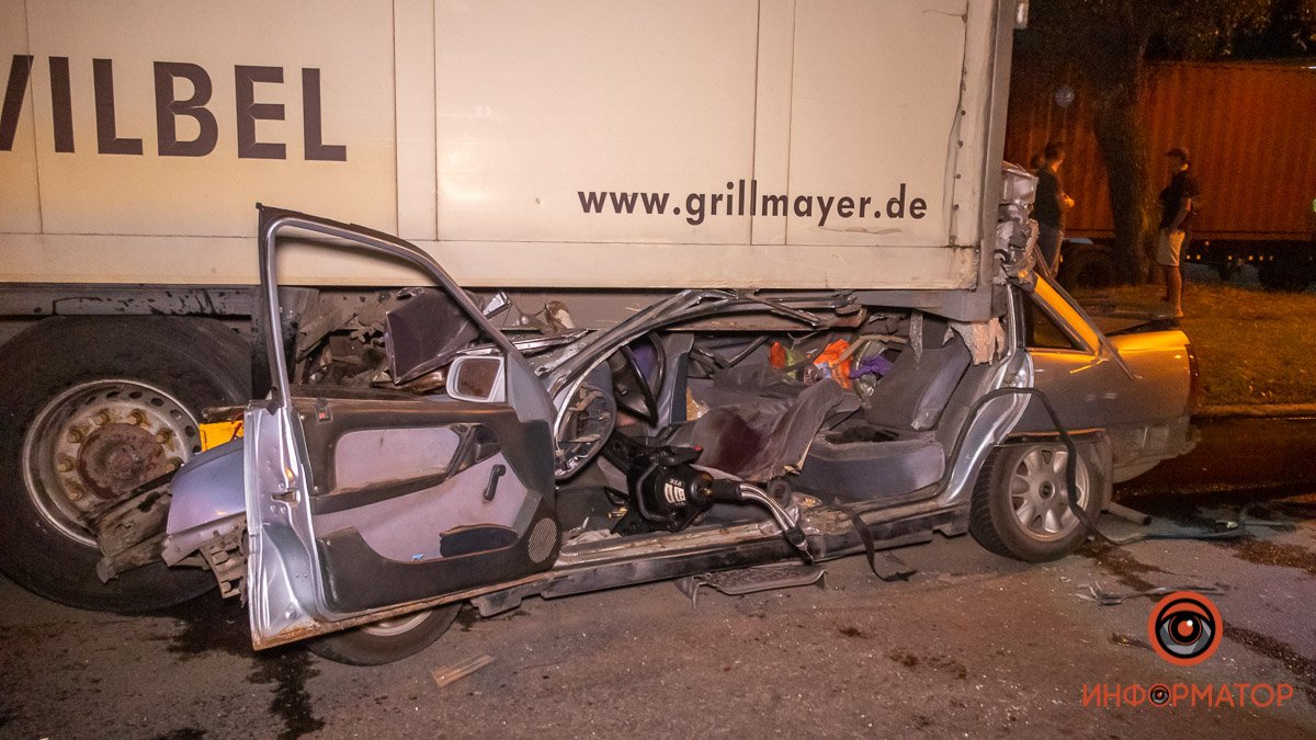В Днепре на проспекте Богдана Хмельницкого Opel "влетел" под фуру: погибли 2 человека