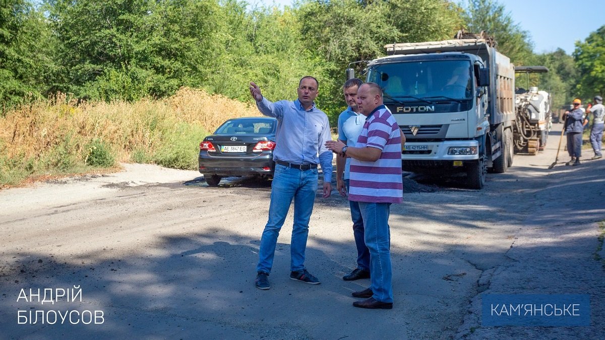 Мэр Каменского проверил ход восстановительных работ на мостовом переходе