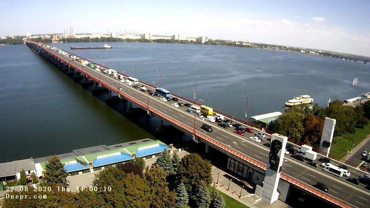 В Днепре на Новом мосту из-за нескольких аварий образовалась пробка и стоят троллейбусы