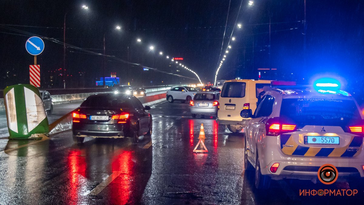 В Днепре на Центральном мосту столкнулись Volkswagen и Lexus