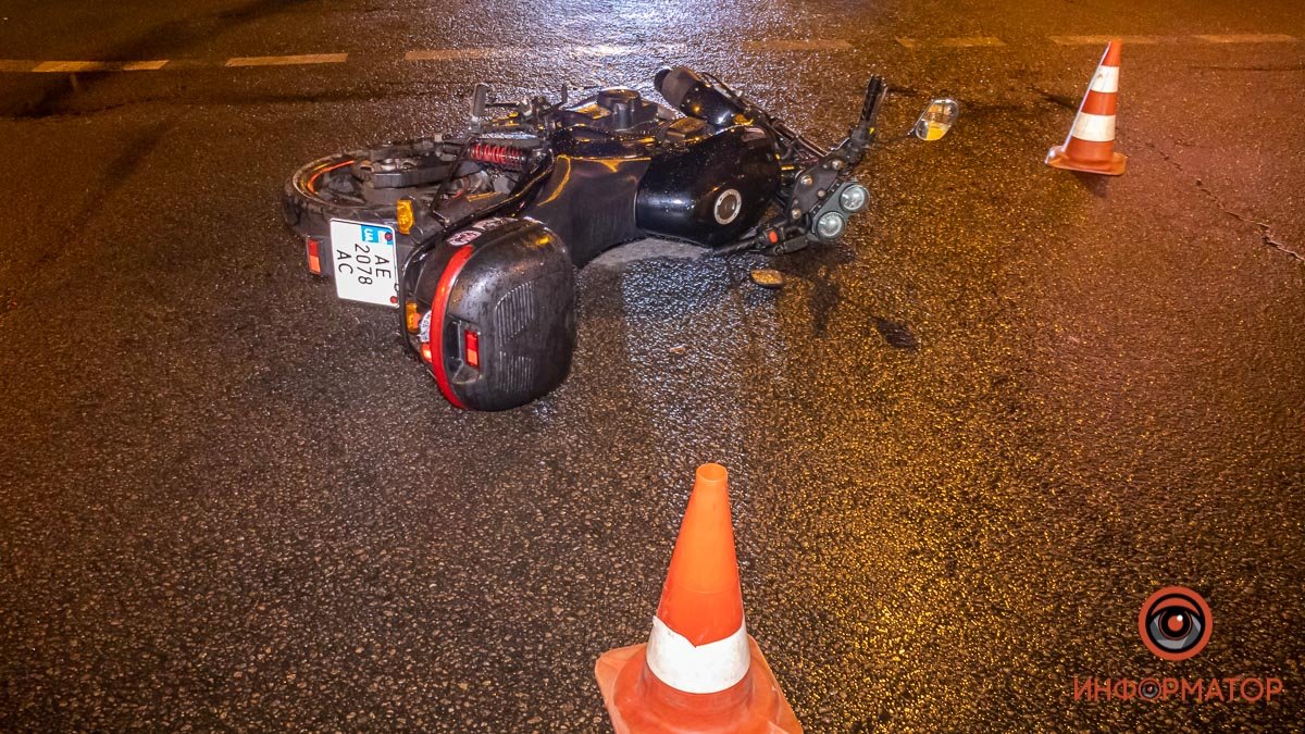В Днепре на Липинского случилась авария с мотоциклистом и Renault службы такси Uber