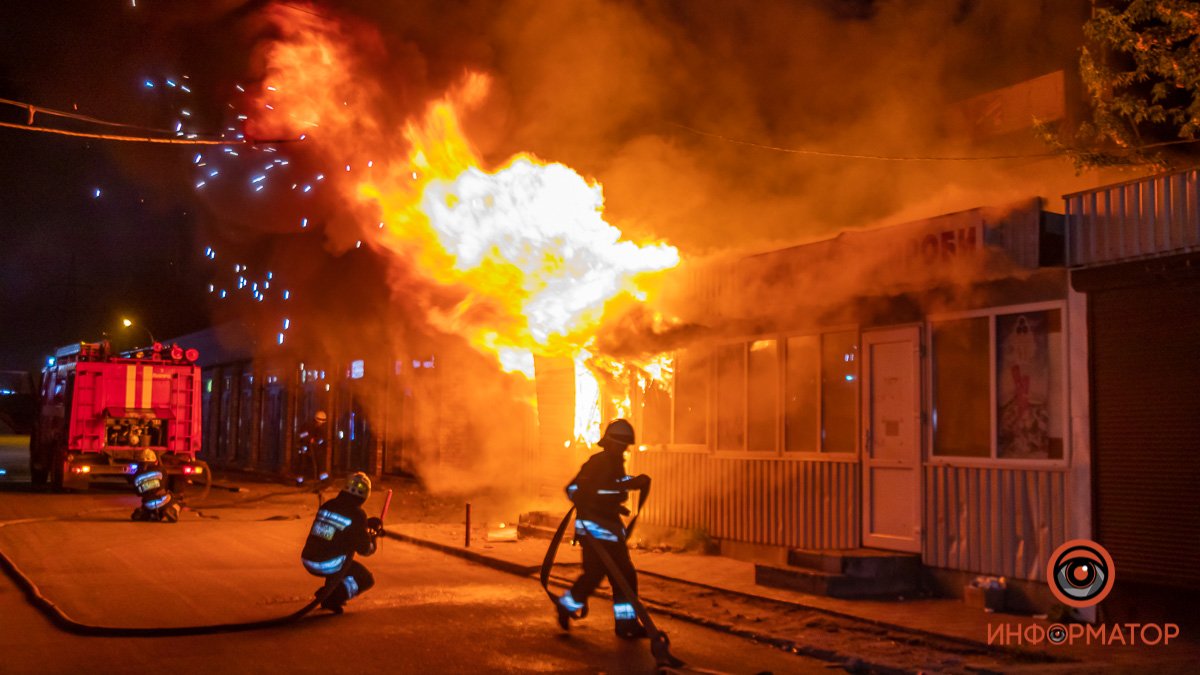 В Днепре на улице Шолохова сгорели четыре киоска