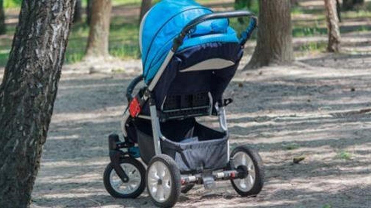 В Днепре мама оставила коляску с ребенком возле парка ракет и ушла