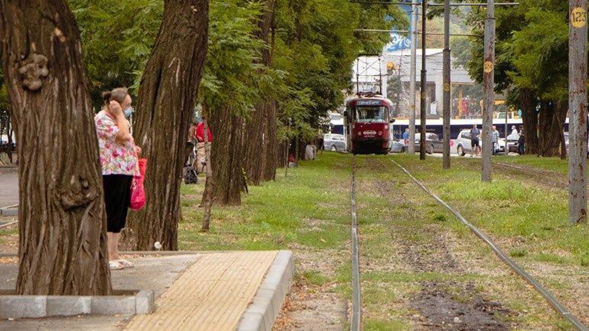 В Днепре обустраивают повышенные трамвайные платформы для удобства маломобильных групп
