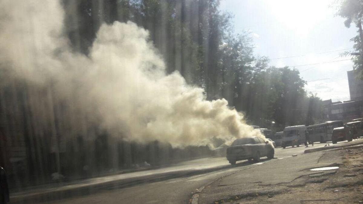 В Днепре на Успенской горел Daewoo: дым окутал центральные улицы