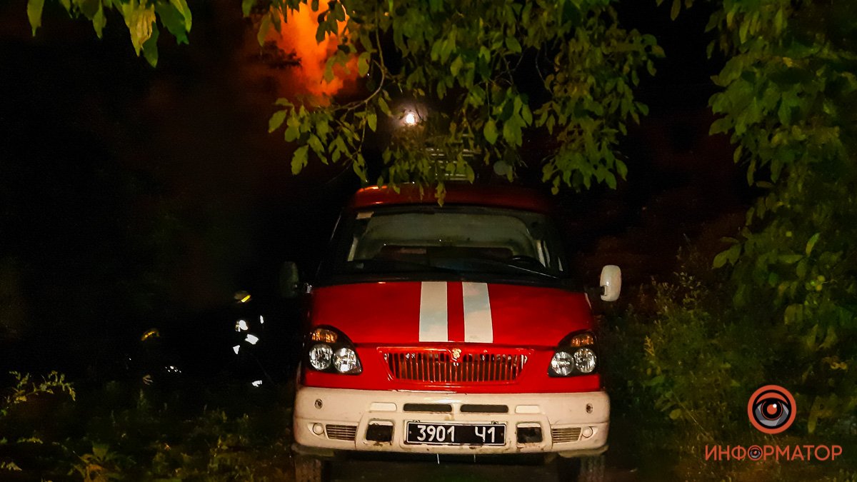 В Днепре на Мандрыковском спуске сгорел гараж: едкий дым окутал Набережную Победы