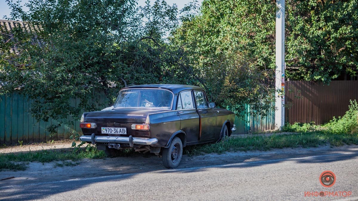 В Днепре на Передовой мужчина умер за рулем "Москвича": автомобиль врезался в дерево