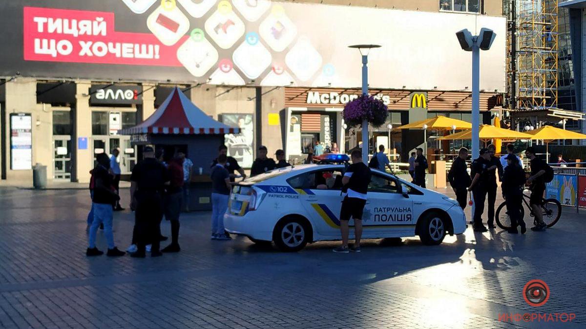 В Днепре на Европейской площади мужчина разбил головой стекло патрульной машины